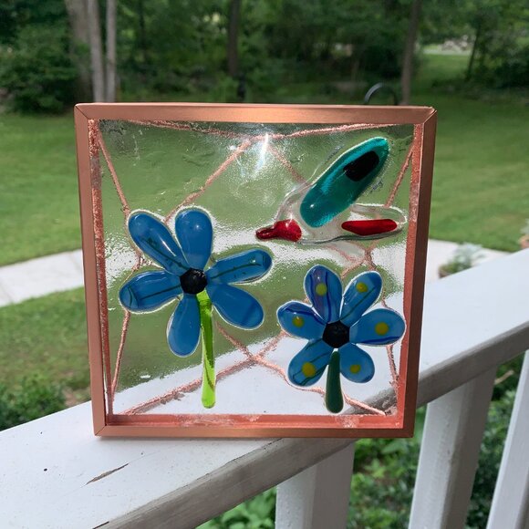 #6341 FUSED GLASS SUN CATCHER  BLUE FLOWERS & HUMMING BIRD GOLD TONE FRAME - Picture 5 of 7